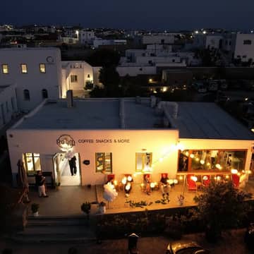 Το Coffee Room Stores Mykonos φωτισμένο το βράδυ