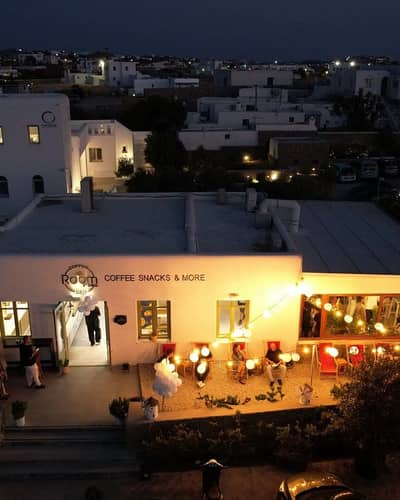 Το Coffee Room Stores Mykonos φωτισμένο το βράδυ