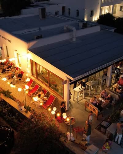 Εξωτερικός χώρος του Coffee Room στη Μύκονο
